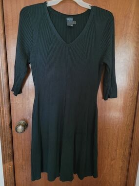 Gabby Skye Green Ribbed V-Neck Midi Dress